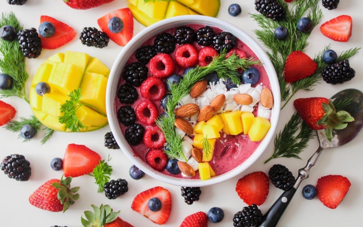 Prato com frutas de café da manhã alimentação saudável